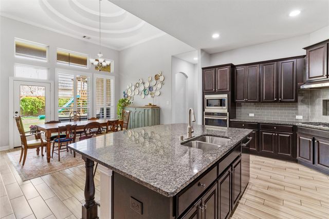 208 Woodside Court, Clute, TX 77531
