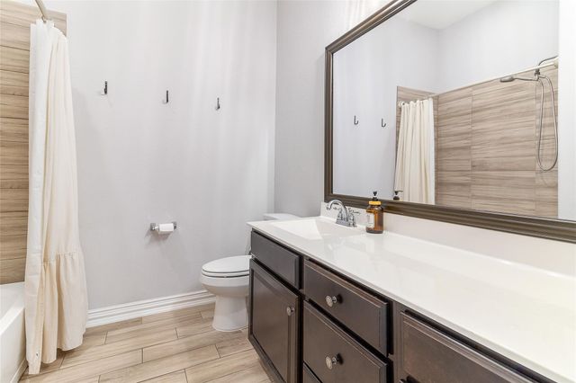 208 Woodside Court, Clute, TX 77531