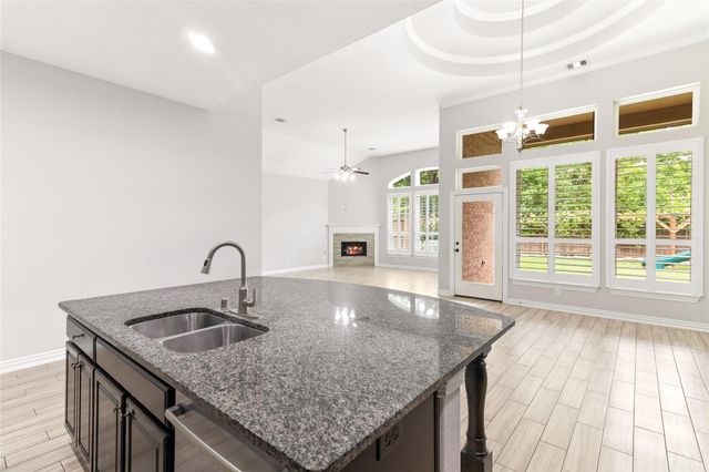 208 Woodside Court, Clute, TX 77531