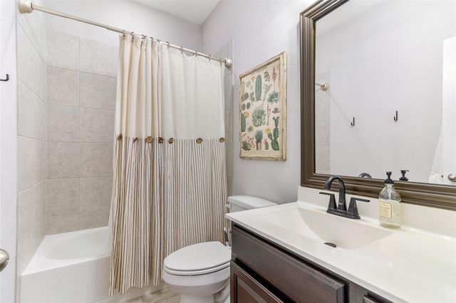 208 Woodside Court, Clute, TX 77531