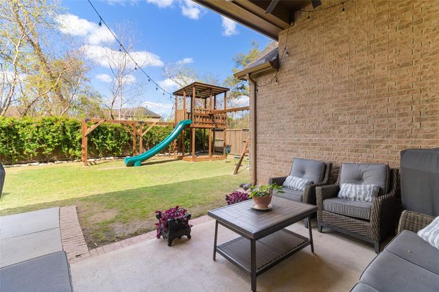 208 Woodside Court, Clute, TX 77531