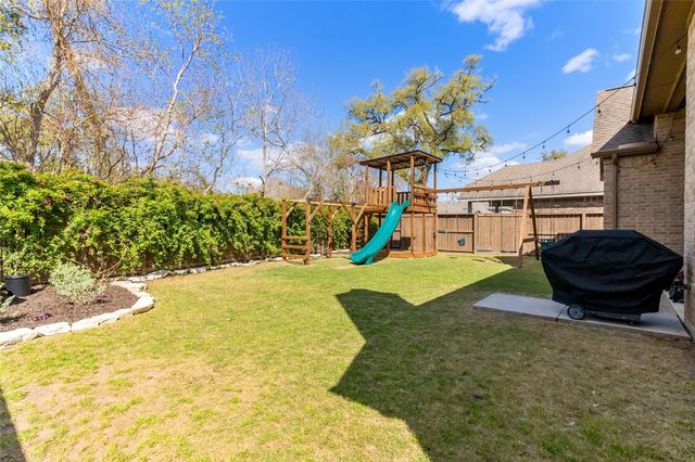 208 Woodside Court, Clute, TX 77531