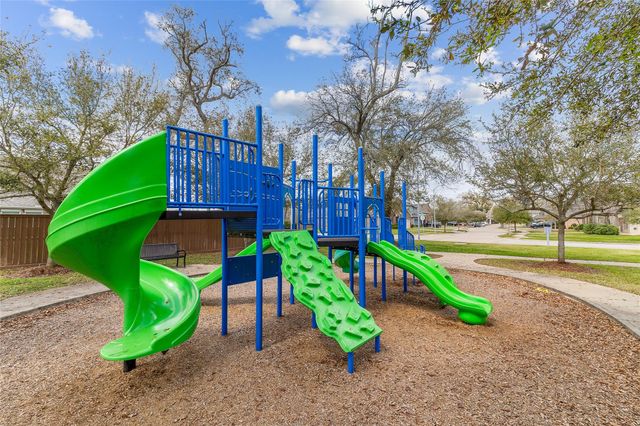208 Woodside Court, Clute, TX 77531