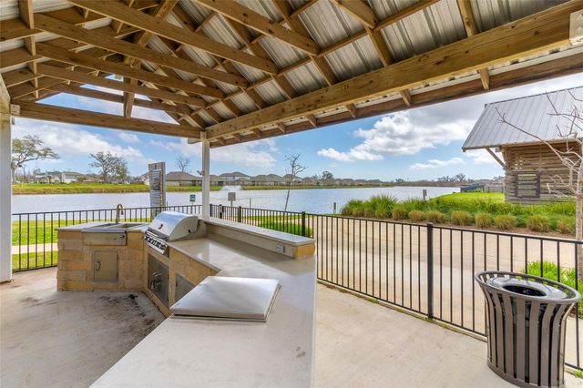 208 Woodside Court, Clute, TX 77531