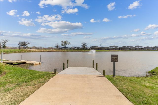 208 Woodside Court, Clute, TX 77531