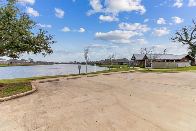 208 Woodside Court, Clute, TX 77531