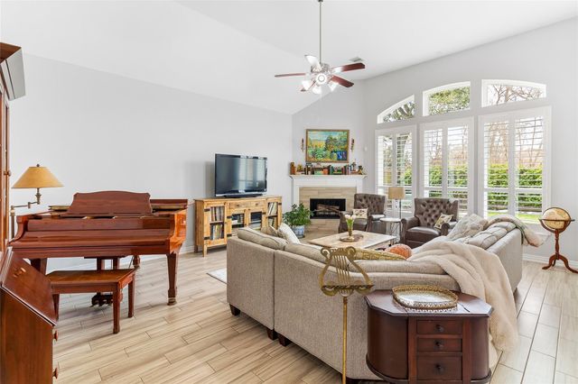 208 Woodside Court, Clute, TX 77531