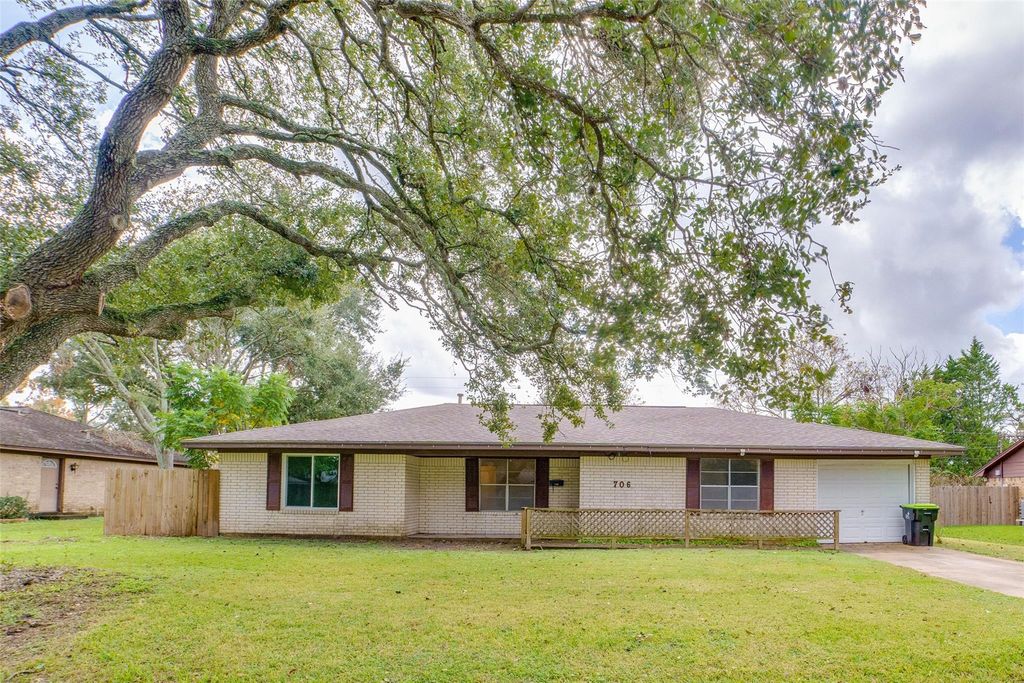 706 University Avenue, Wharton, TX 77488