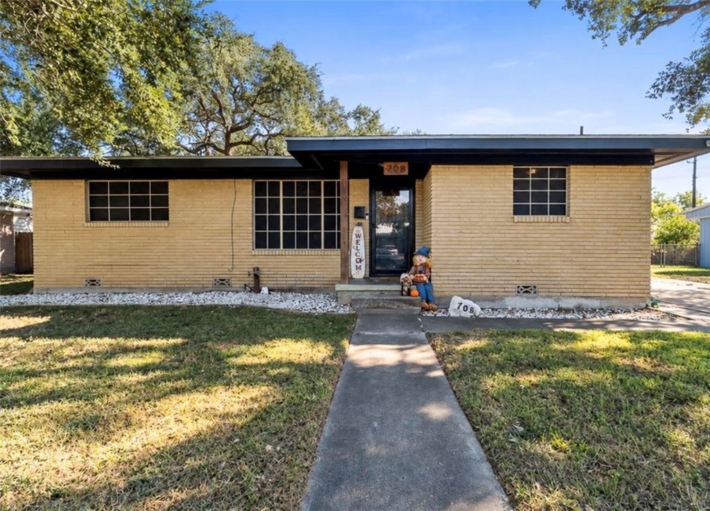 708 E Main St, Sinton, TX 78387 — exterior