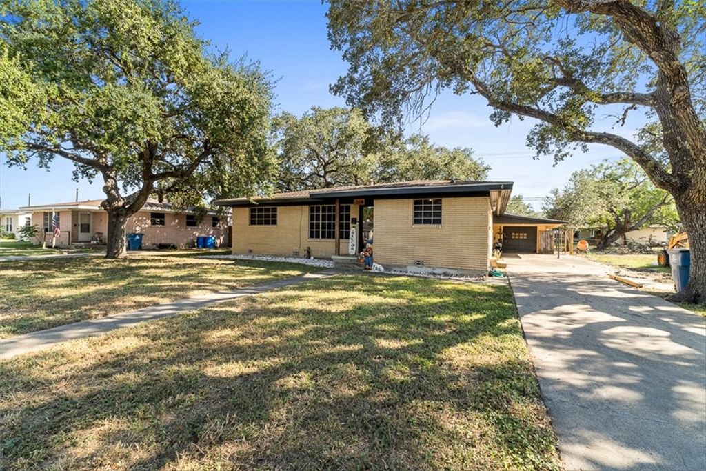 708 E Main St, Sinton, TX 78387 — photo 2