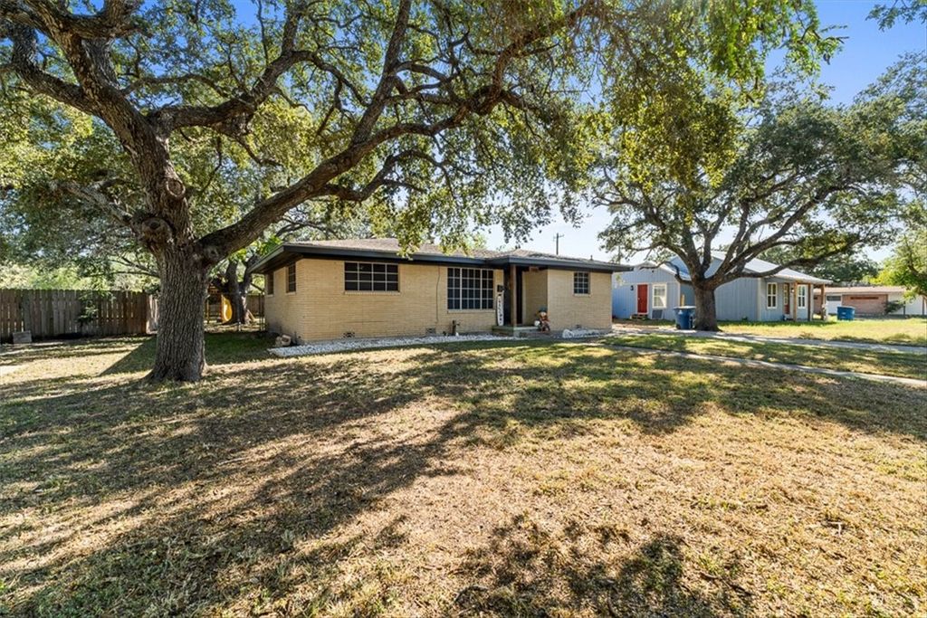 708 E Main St, Sinton, TX 78387 — photo 3