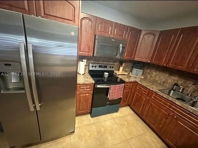 607 NW 42nd St, Oakland Park, FL 33309
