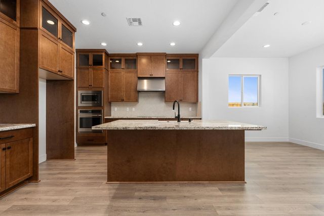8198 Iron Creek Drive, Friant, CA 93626
