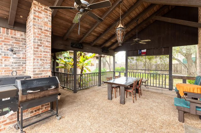 518 W Prairie Lea ST, Lockhart, TX 78644