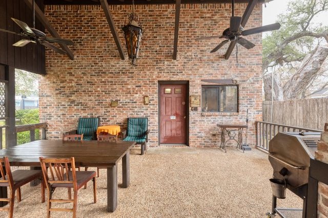 518 W Prairie Lea ST, Lockhart, TX 78644