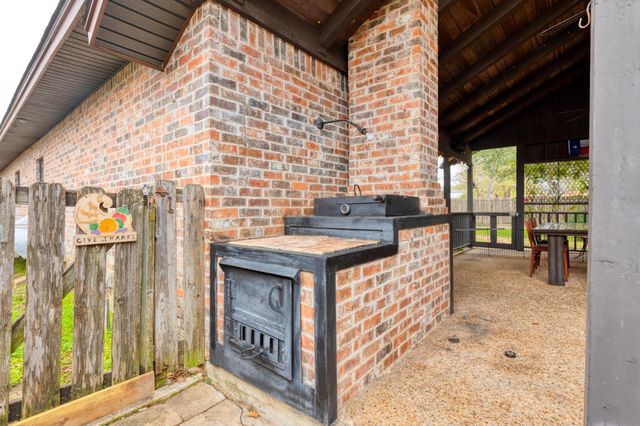 518 W Prairie Lea ST, Lockhart, TX 78644