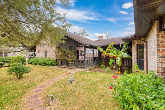 518 W Prairie Lea ST, Lockhart, TX 78644