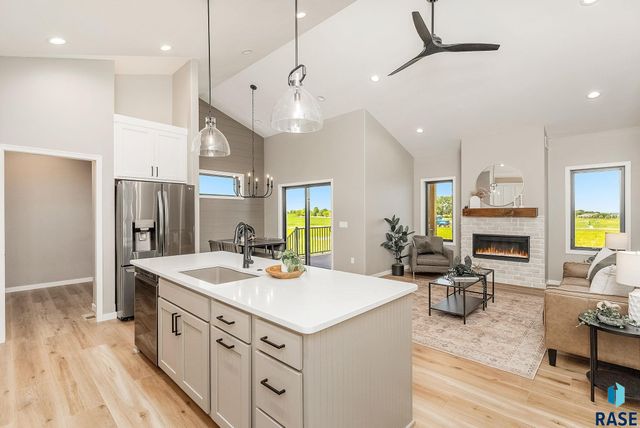 405 N Sunshine Ave Avenue, Brandon, SD 57005