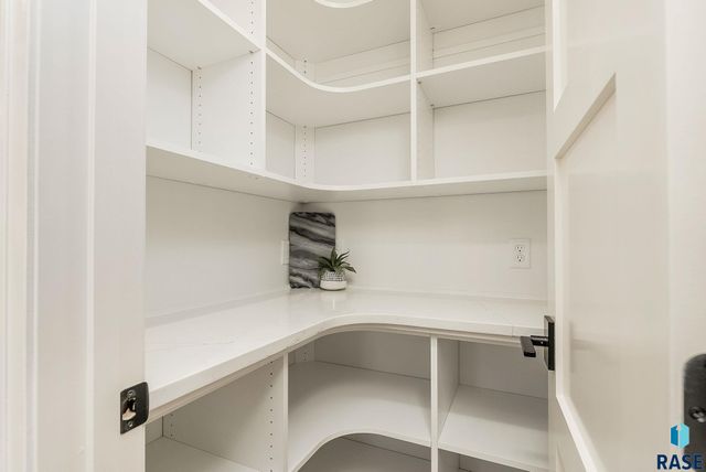 405 N Sunshine Ave Avenue, Brandon, SD 57005