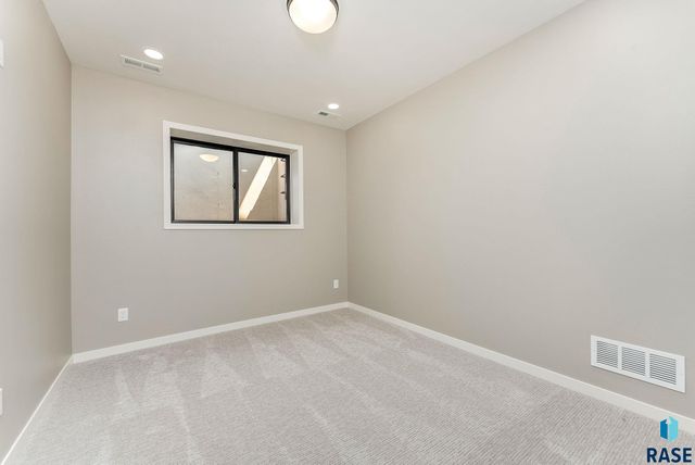 405 N Sunshine Ave Avenue, Brandon, SD 57005