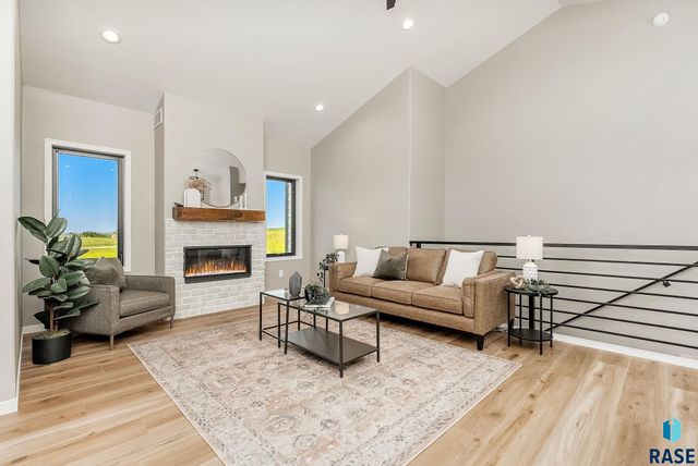 405 N Sunshine Ave Avenue, Brandon, SD 57005