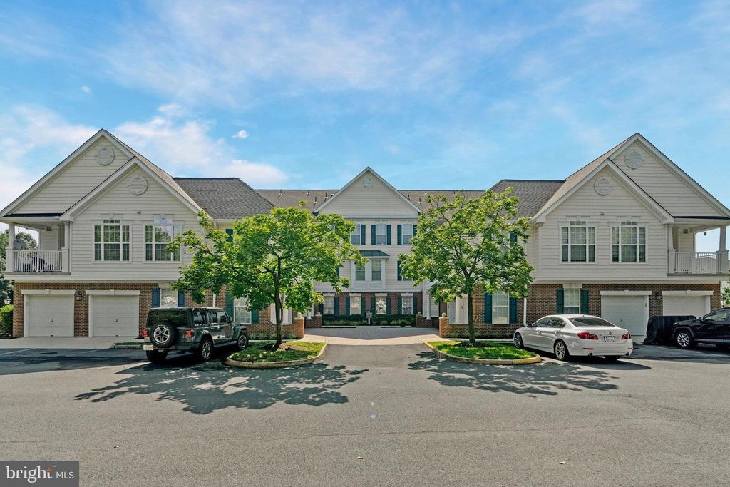 25230 POND VIEW SQ #301, Chantilly, VA 20152