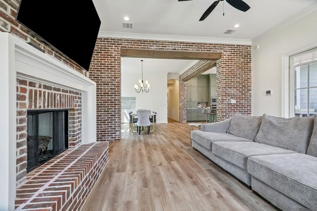 7626 Mcmahon Dr, Baton Rouge, LA 70817