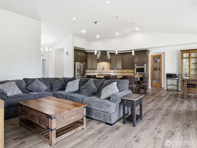 38512 Mountain Highway E, Eatonville, WA 98328