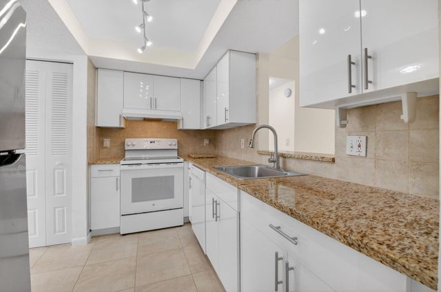 10 Willowbrook Lane 207, Delray Beach, FL 33446