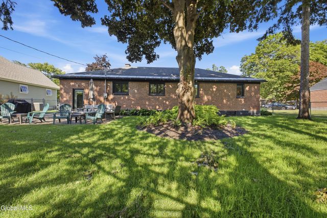 7 Macarthur Drive, Saratoga Springs, NY 12866