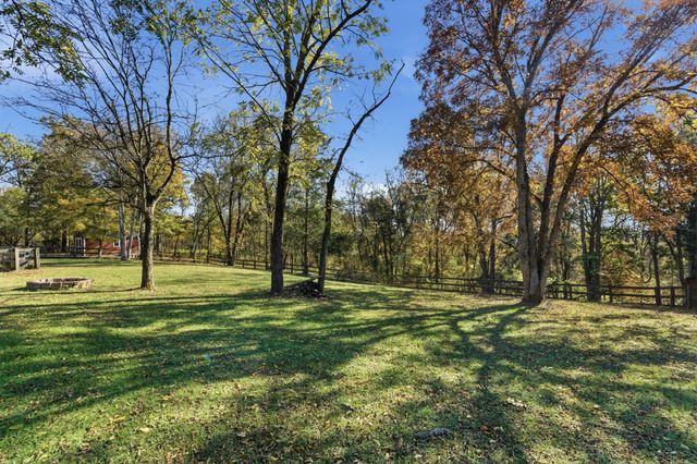 663 Cummings Ln, Cottontown, TN 37048