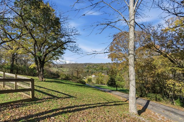 663 Cummings Ln, Cottontown, TN 37048