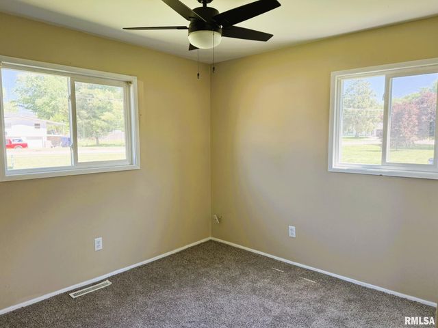 1600 E WALNUT Street, Chatham, IL 62629