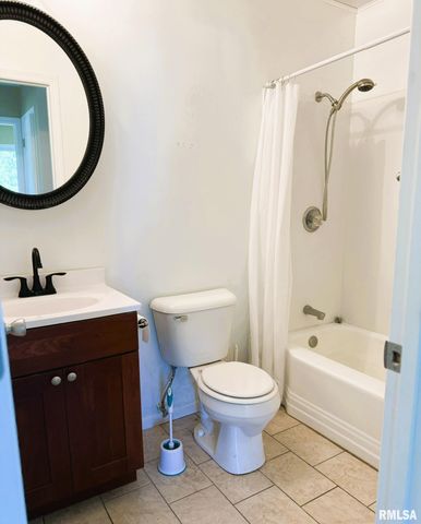 1600 E WALNUT Street, Chatham, IL 62629