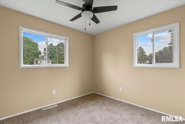 1600 E WALNUT Street, Chatham, IL 62629