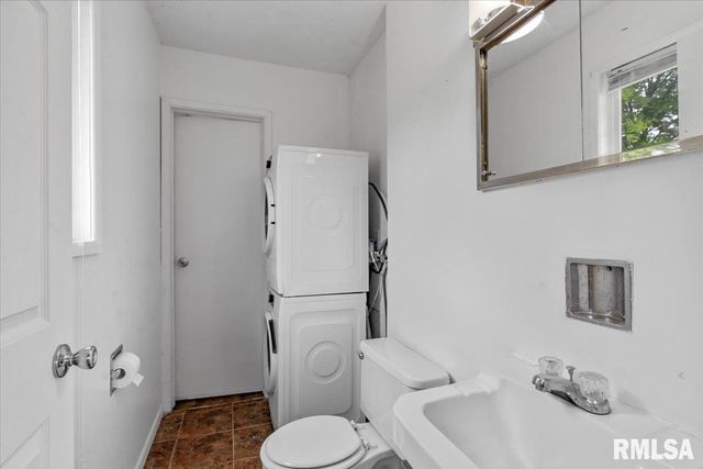 1600 E WALNUT Street, Chatham, IL 62629