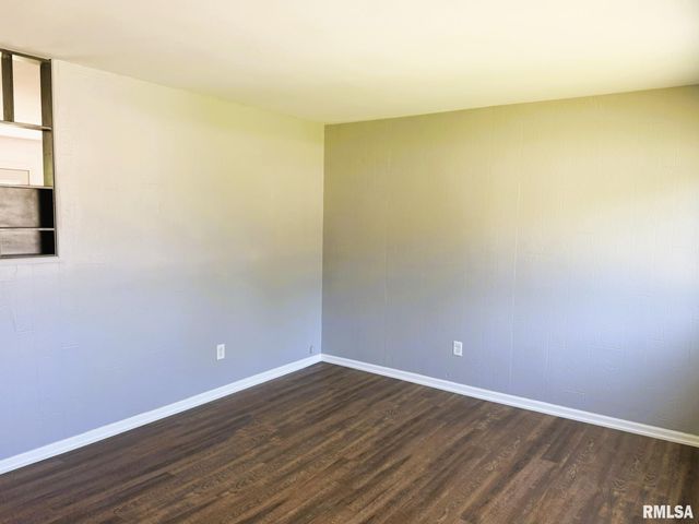 1600 E WALNUT Street, Chatham, IL 62629