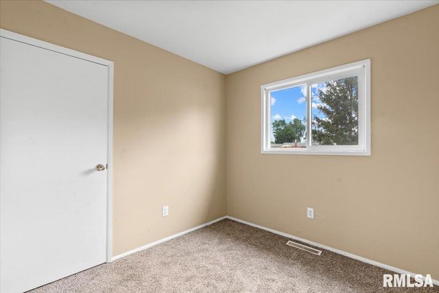 1600 E WALNUT Street, Chatham, IL 62629