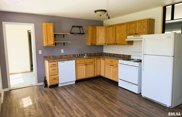 1600 E WALNUT Street, Chatham, IL 62629