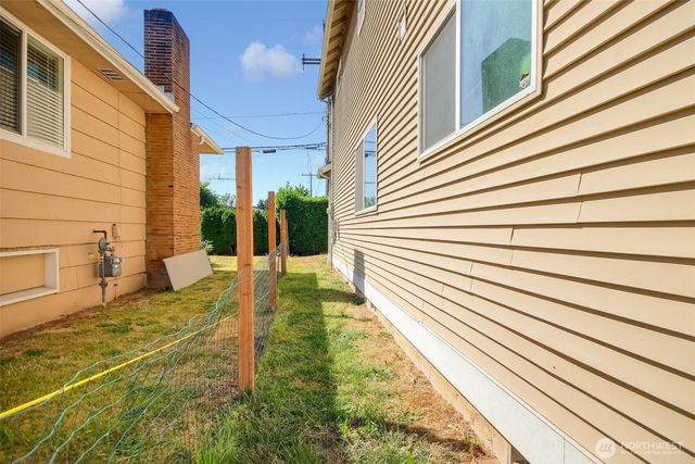 3910 S Holly Street, Seattle, WA 98118