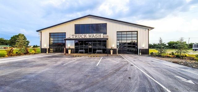 1228 W Gentry Avenue, Checotah, OK 74426