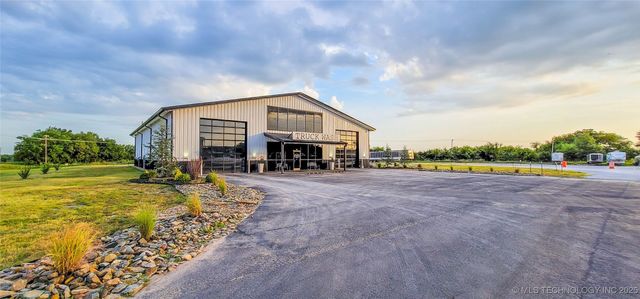 1228 W Gentry Avenue, Checotah, OK 74426