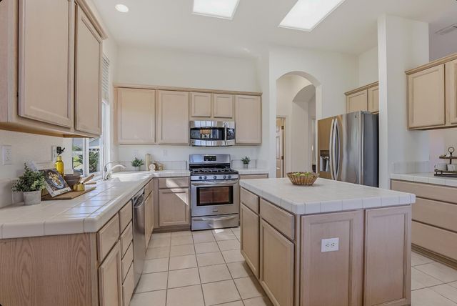 701 Rose Creek Ct, Roseville, CA 95747