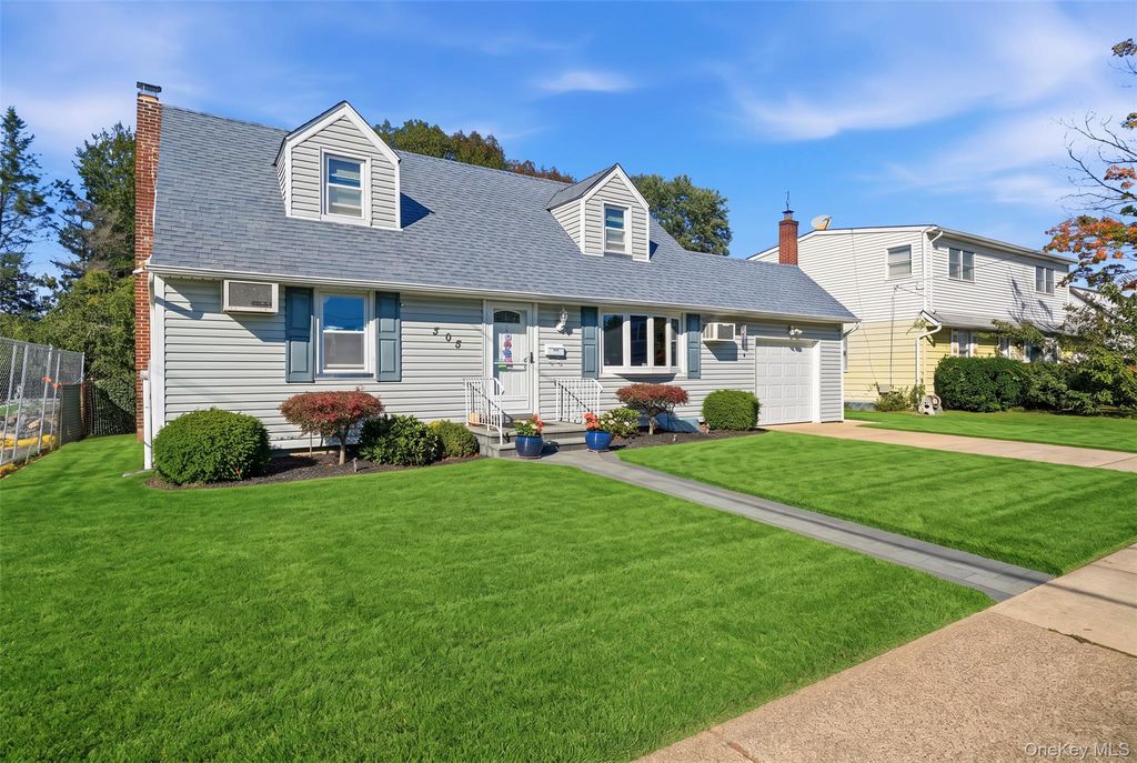 305 W Nicholai Street, Hicksville, NY 11801 — photo 2