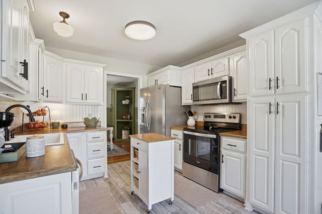 1011 Adam Ct, Cottontown, TN 37048