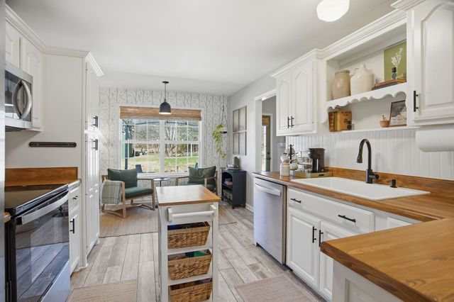 1011 Adam Ct, Cottontown, TN 37048