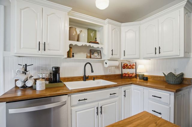 1011 Adam Ct, Cottontown, TN 37048