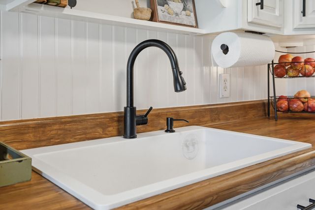 1011 Adam Ct, Cottontown, TN 37048