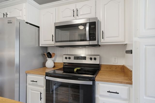 1011 Adam Ct, Cottontown, TN 37048