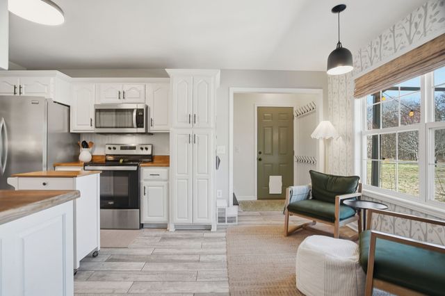 1011 Adam Ct, Cottontown, TN 37048